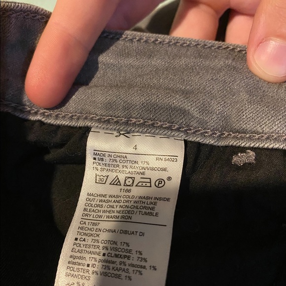 Women’s 4 Gray Oldnavy Jeans - Picture 4 of 5